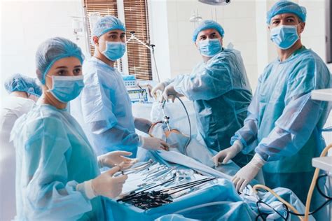 proceso de operación de cirugía ginecológica utilizando equipo laparoscópico grupo de cirujanos
