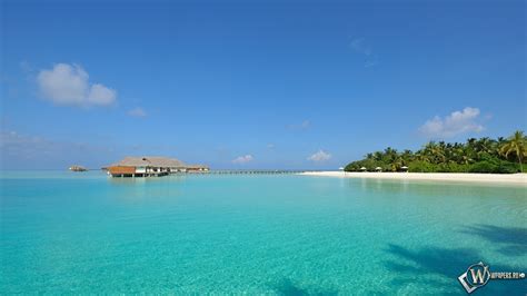 Скачать обои Мальдивы Пляж Море Остров Небо для рабочего стола