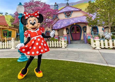 Sneak Peek Inside Reimagined Mickeys Toontown Including Minnies House Goofys How To Play