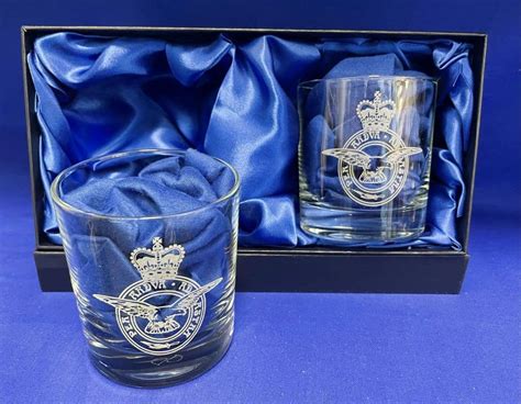 The Raf A Beautiful Twin Set Of Whisky Glasses Featuring The Engraved Crest Of The Royal Air
