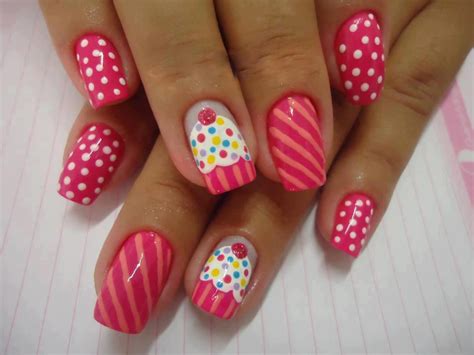 Hermosas uñas con lunares de colores ubicados en forma concentrica formando una flor. Unhas Decoradas Cupcake Diferente - Como Fazer, Modelos ...