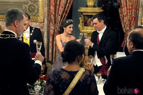 La Reina Letizia Brindando Con Pedro Sánchez En La Cena De Gala Al