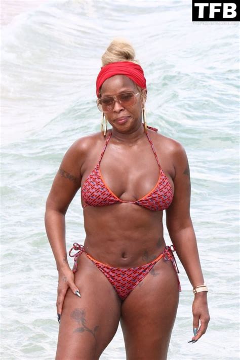 Mary J Blige Goes For A Dip In The Ocean While Enjoying A Day At The Beach