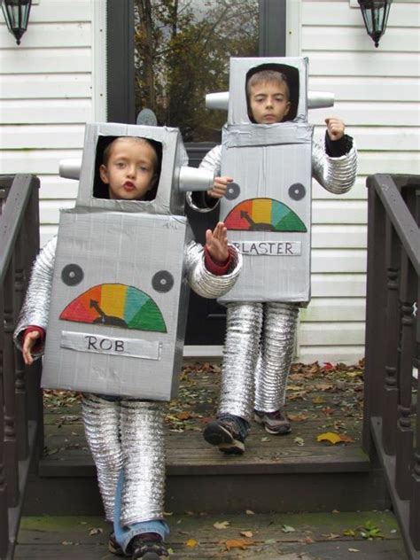 Diy robot family costume tell love and party Homemade Halloween Costumes Robot costumes | Robot halloween costume, Robot costumes, Diy robot