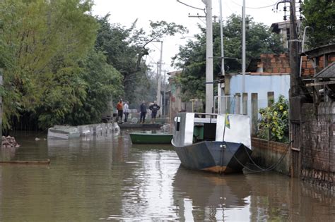 Perder tudo nas cheias é rotina nas ilhas de Porto Alegre