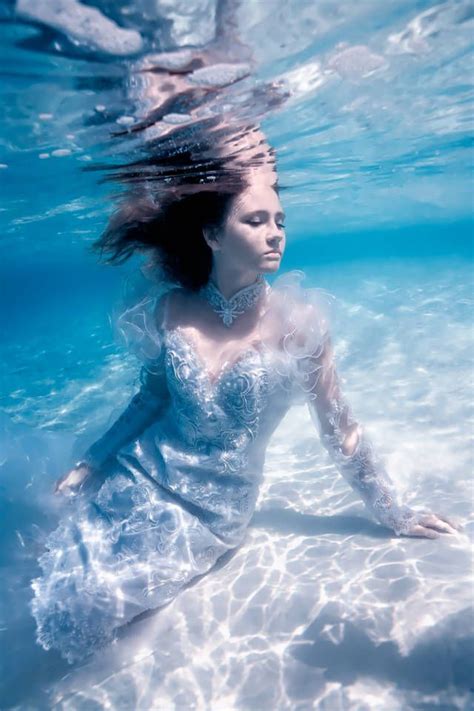 Love The Light In This Photo Underwater Art Underwater Photography Art Photography Fashion