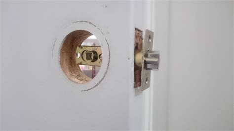 Cara selanjutnya kamu bisa membuka pintu kamar yang terkunci dengan menggunakan kunci ketok. Cara, Teknik dan Tutorial Pemasangan Membuka dan Menukar ...