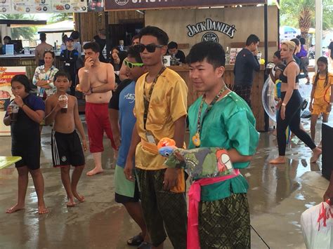 สวนน้ำการ์ตูนเน็ทเวิร์คอเมโซนจับพนักงานแต่งไทยตามรอยออเจ้า สร้างสีสันรับเทศกาลสงกรานต์ - 77 ข่าวเด็ด