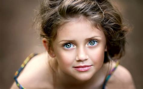 Fonds Décran Cute Little Girl Portrait Visage Yeux 1920x1200 Hd Image