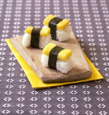 Le maki, en fait abréviation du terme makizushi (巻き寿司) est une spécialité culinaire japonaise qui se présente sous la forme d'un rouleau de nori (algue. Sushis à l'omelette façon japonaise - Recettes de cuisine ...