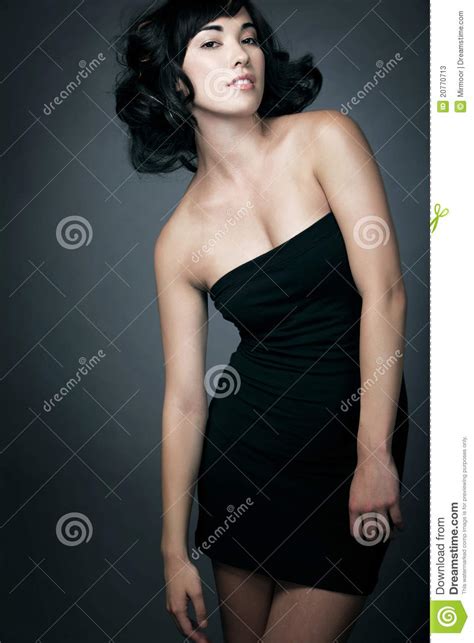 Aantrekkelijke Brunette Met Lang Krullend Haar Stock Afbeelding