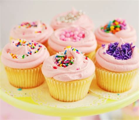 Bakery Style Vanilla Cupcakes