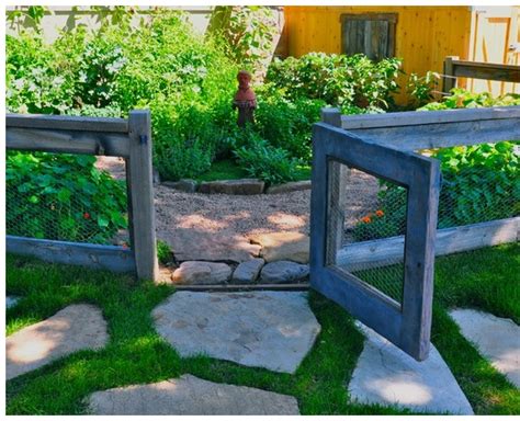 This split rail garden fencing is a great diy fence. Inspiring chicken wire & wood fence to enclose a small ...