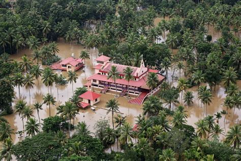 kerala flooding hundreds killed in indian state s worst rains since 1920s the new york times