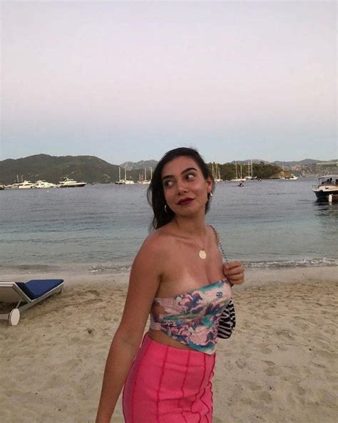 Birsu Demir Plajda Poz Verdi Bikini Izi G Ndeme Oturdu
