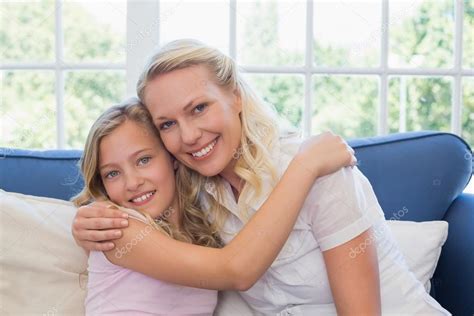 mère et fille s embrassent sur le canapé — photographie lightwavemedia © 42596489