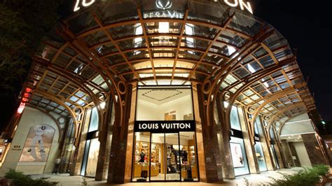 Louis Vuitton Essential Corner
