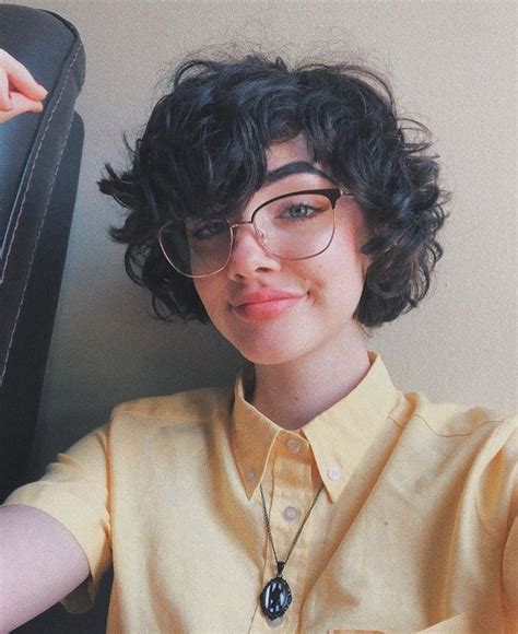 Jan 12, 2021 · this style was very androgynous, especially at a time when men were also sporting shag haircuts. Short Hair Goals | Short hair styles, Curly hair styles, Androgynous hair