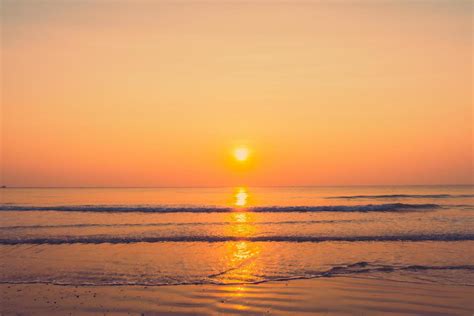 Hermoso Amanecer En La Playa 2200245 Foto De Stock En Vecteezy