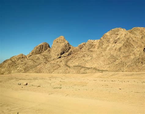 Premium Photo Sinai Desert Backgound With Mountains Deserted Landscape