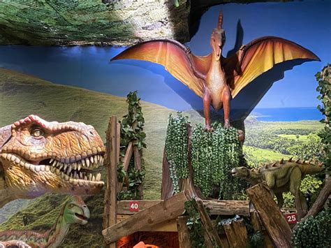 Hier erlebt man die welt aus der handstandperspektive. Ausflugtipp: Haus steht Kopf und Dinoland | gsi news