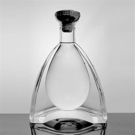 Luxury Alcohol Bottle Transparent 70cl Liquor Glass Bottles With Cork