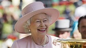 Queen Elizabeth II. kichert in der Videokonferenz