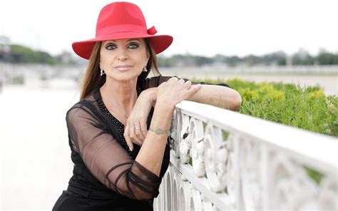 Mujer de gran belleza física e impactantes ojos azules, los cuales sufren de heterocromía. Adriana Salgueiro: "Nunca me la creí, ni en mí época de ...