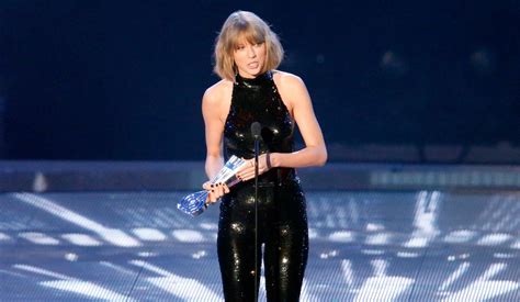 Iheartradio Awards 2016 Taylor Swift Wins Four Awards Thanks Amazing
