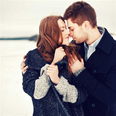 女子抚摸男友脸颊接吻图片 情侣接吻特写素材 高清图片 摄影照片 寻图免费打包下载