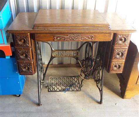 Lot7 Vintage Singer Sewing Table With Singer Sewing Machine Movin On