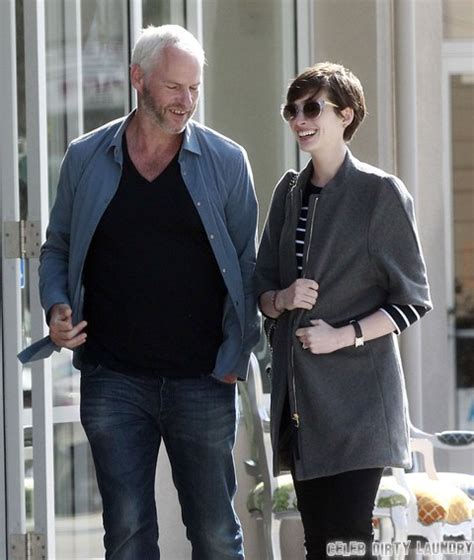 Exclusive Anne Hathaway Lunches With A Friend In Venice Celeb