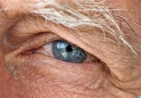 Jika seseorang mengalami kedutan pada mata sebelah kiri bagian kelopak mata yang atas, maka seseorang tersebut akan mengalami kejadian buruk. Kelopak Mata Bergerak-Gerak Bawa Petanda