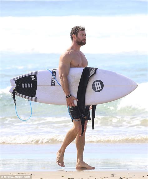 Chris Hemsworth And His Father Craig Show Off Their Impressive Muscles Daily Mail Online