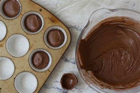 cupcakes de chocolate muy esponjosas y fáciles de hacer paso a paso