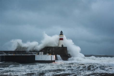 Pictures Gigantic Terrifying Waves Smash Into North East Lighthouse