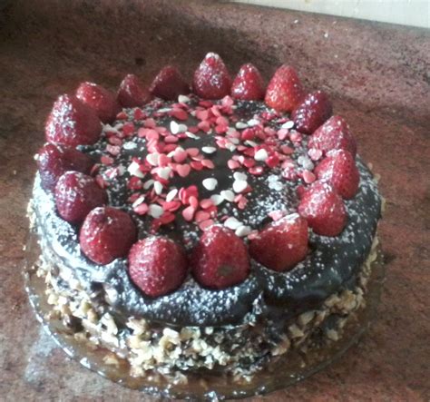 Esta torta maravillosa está hecha con una gustosa base de chocolate, una suave mousse de maracuyá hecho a base de fruta. cocinandoconlalore: Torta de chocolate nuez y frutillas