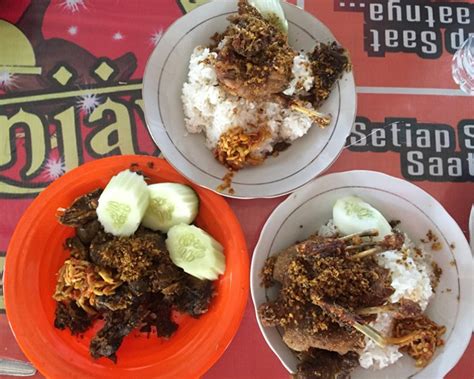 Indonesia dari sabang sampai merauke memiliki berbagai macam makanan tradiosional. Bikin Sambal Lalapan Cabang Purnama : Laris Manis Penjual ...