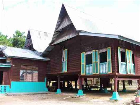 Before the introduction of bolts and nails, houses were held together. SEJARAH DAN TEORI SENIBINA 2: THE MALAY WOODEN HOUSE ISSUES