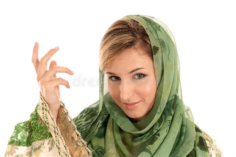Jonge Arabische Vrouw Met Het Portret Van De Sluierclose Up Stock Afbeelding Image Of Arabisch