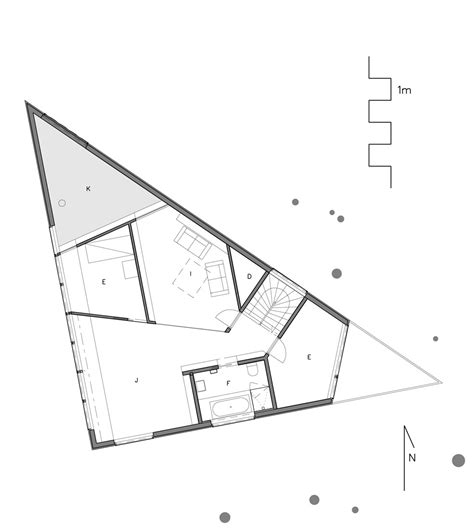 Irregular or triangular plot will lead to missing zones which will imbalance the energy of the plot. Gallery of Triangle House / JVA - 20