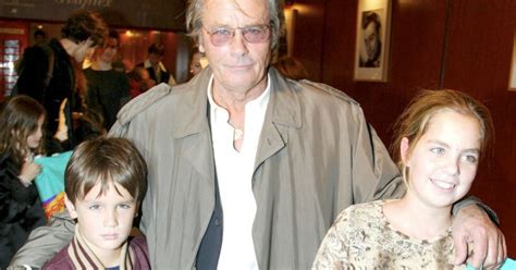 Alain Delon entouré par son fils Alain Fabien et sa fille Anouchka