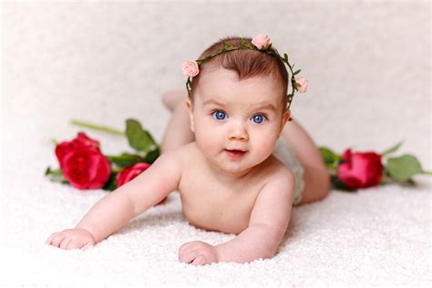 Fotos gratis persona niña fotografía pétalo rojo niño rosado bebé Rosas vestir