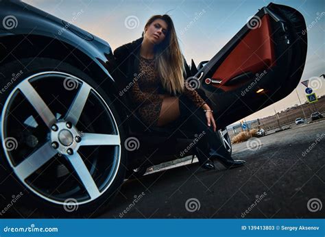 blonde sexy chaude dans une voiture de cabrio image stock image du femme jeune 139413803