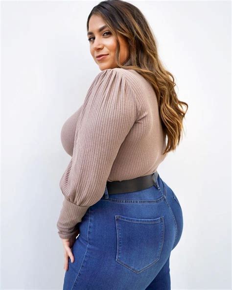 gia sinatra en instagram “sending my love this holiday season ️ top and jeans fashionnovacurve