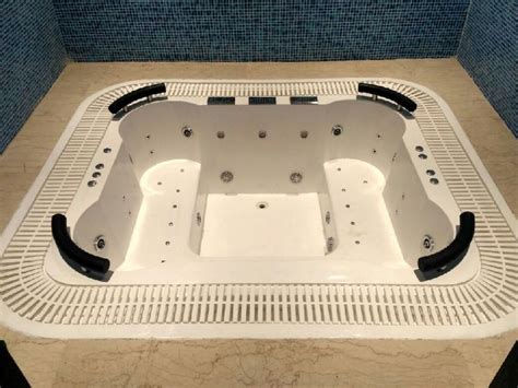4 Seater Jacuzzi Spa Bathtub By Volga Bath System 4 Seater Jacuzzi Spa