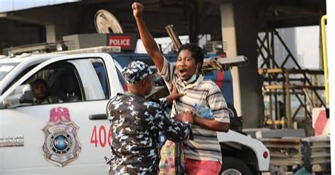 Lekki Tollgate Outrage As Police Arrest 40 Protesters Punch Newspapers