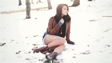 วอลเปเปอร์ ผู้หญิงนอกบ้าน โมเดล ผมยาว สีน้ำตาล จอด นั่ง หิมะ ฤดูหนาว การถ่ายภาพ