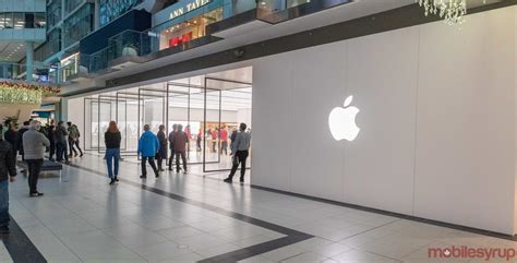 Apple Opens New Store In Torontos Eaton Centre Mall