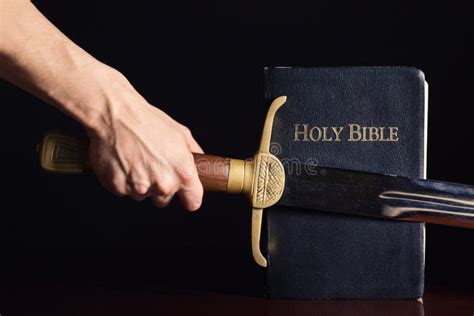 Biblia Y Espada Foto De Archivo Imagen De Cristo Iglesia 5696900
